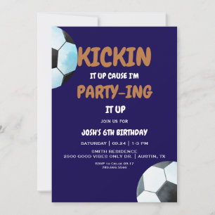 少年のキックインアップブルーサッカーの誕生日パーティー 招待状