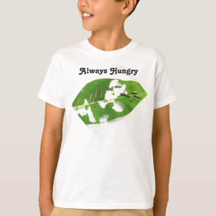 『少年のシャツは常に空腹の(昆虫)オオカバマダラ、モナーク毛虫』 Tシャツ