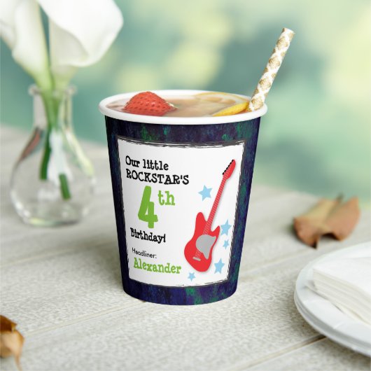 少年のロックスター誕生日とレッドギター 紙コップ (インサイチュ)