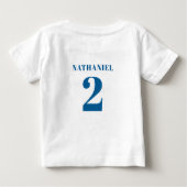 少年の第2回バースデーブルーレースカーパーソナライズされた ベビーTシャツ (裏面)