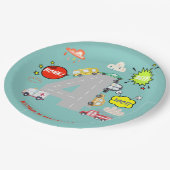 少年の誕生日にビープ車を鳴らす ペーパープレート (アングル)