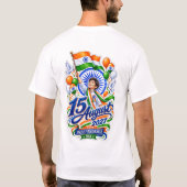 少年は喜んでインドの旗を持っています 2027 Tシャツ (裏面)