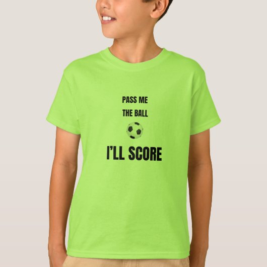 少年サッカーシャツ - ボールをパスして Tシャツ (正面)