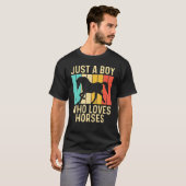 少年向けのかっこいい馬の乗馬競馬の馬 Tシャツ (正面フル)