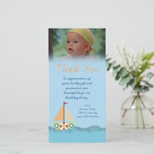 少年水夫はギフトのフォトカードのために感謝していしています サンキューカード (スタンド正面)