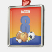 少年第8誕生日スポーツボール メタルオーナメント (左)