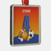 少年4歳の誕生日スポーツボール メタルオーナメント (右)