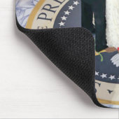 就任の球を踊っているバラクおよびミシェールオバマ マウスパッド (コーナー)