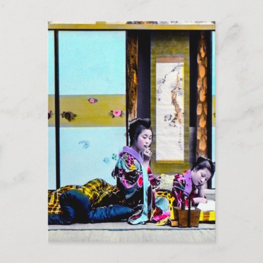 就寝前に煙草を吸う2人の芸者 ヴィンテージ日本 ポストカード (正面)
