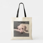 尻尾に隠れているかわいいシャイな白犬の写真 トートバッグ (裏面)