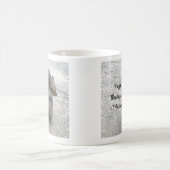 尻尾のふわふわのかわいい小リスの写真 コーヒーマグカップ (中央)