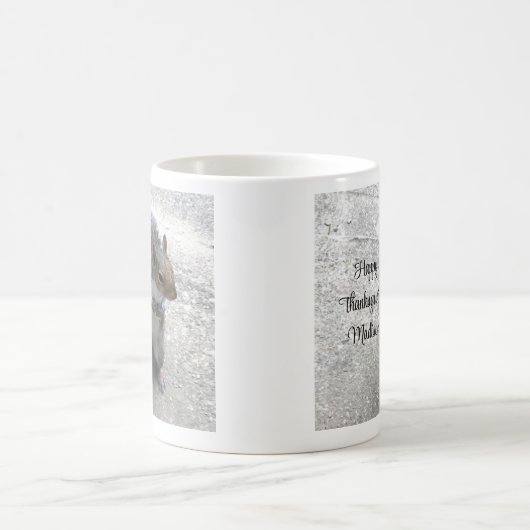 尻尾のふわふわのかわいい小リスの写真 コーヒーマグカップ (中央)