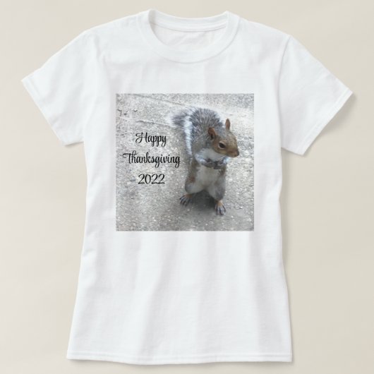 尻尾のふわふわのかわいい小リスの写真 Tシャツ (デザイン正面)