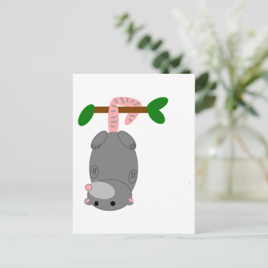 尾で逆さまにぶら下がったした漫画のオポッサム ポストカード (スタンド正面)