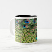 尾を表示しているオスの孔雀(Pavoのcristatus) ツートーンマグカップ (正面左)