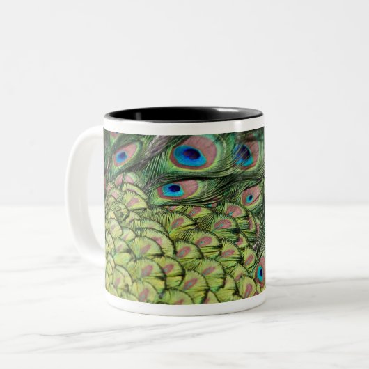 尾を表示しているオスの孔雀(Pavoのcristatus) ツートーンマグカップ (正面左)