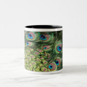 尾を表示しているオスの孔雀(Pavoのcristatus) ツートーンマグカップ (中央)
