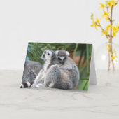 尾輪オキナワキツネザルが寄り添う カード (黄色い花)