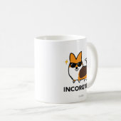 尾Incorgnitoのマグを持つ赤い三色のコーギー コーヒーマグカップ (正面右)