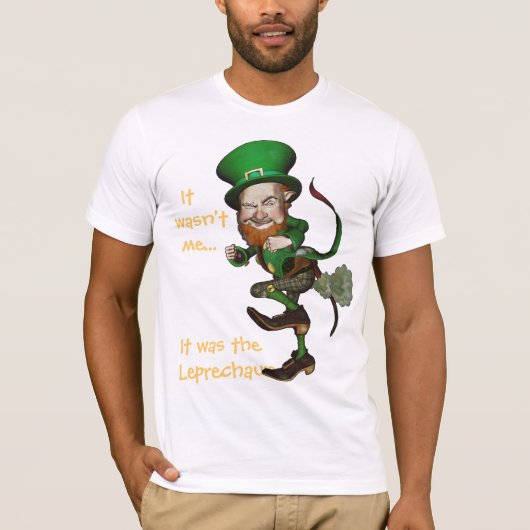 屁をする小妖精のおもしろいなアイルランドのティー Tシャツ (正面)