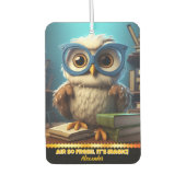 居心地のお洒落良い書庫の中に眼鏡を掛けたフクロウ カーエアーフレッシュナー (正面)