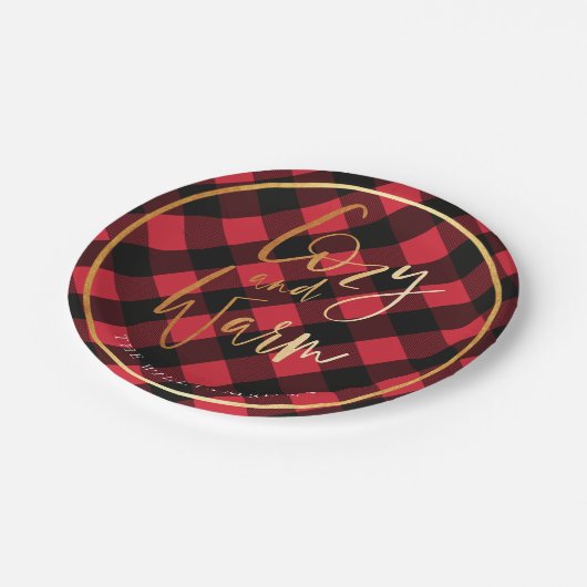 居心地のよく及び暖かい原稿|の赤いバッファローの格子縞のクリスマス ペーパープレート (アングル)