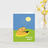 居心地の良いインドア派の猫 日向ぼっこ 冗談 イラスト カード (黄色い花)