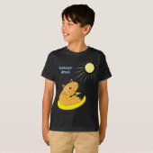居心地の良いインドア派の猫 日向ぼっこ 冗談 イラスト Tシャツ (正面フル)