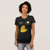 居心地の良いインドア派の猫 日向ぼっこ 冗談 イラスト Tシャツ (正面フル)