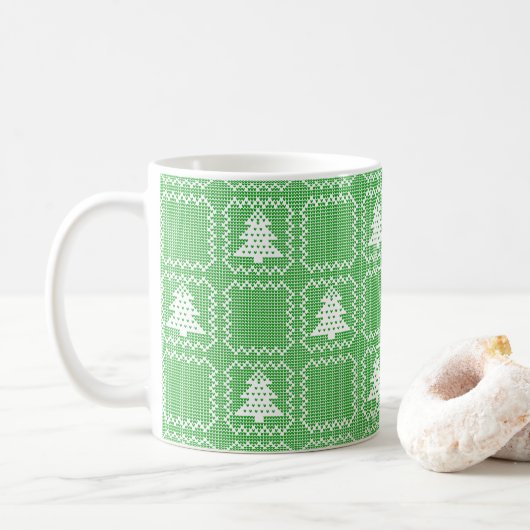 居心地の良いクリスマスツリーの醜いセーター市松模様にパターン コーヒーマグカップ (ドーナツ)
