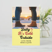 居心地の良いタイポグラフィカード – 「ベビー外は寒い」 招待状 (スタンド正面)