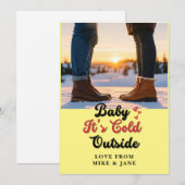 居心地の良いタイポグラフィカード – 「ベビー外は寒い」 招待状 (正面/裏面)
