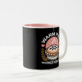 居心地の良いパイイラストレーション：暖かいパイ暖かい瞬間 ツートーンマグカップ (正面右)