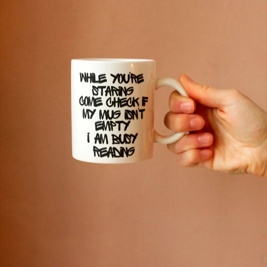 居心地の良いブックワームのディライトマグ コーヒーマグカップ