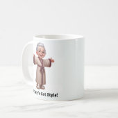 居心地の良いルームウェアを着た明るいシニア コーヒーマグカップ (正面左)