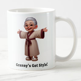 居心地の良いルームウェアを着た明るいシニア コーヒーマグカップ