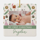 居心地の良い冬のピンクグリーン初めてのクリスマス写真 セラミックオーナメント (裏面)
