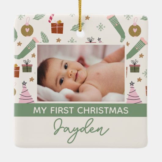 居心地の良い冬のピンクグリーン初めてのクリスマス写真 セラミックオーナメント (裏面)