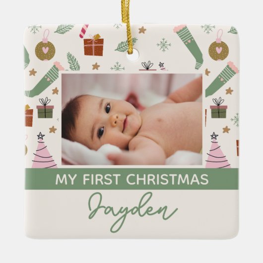居心地の良い冬のピンクグリーン初めてのクリスマス写真 セラミックオーナメント (正面)
