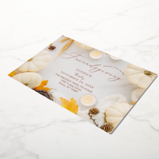 居心地の良い友情と感謝祭かぼちゃのディナー 箔招待状 (回転した状態)