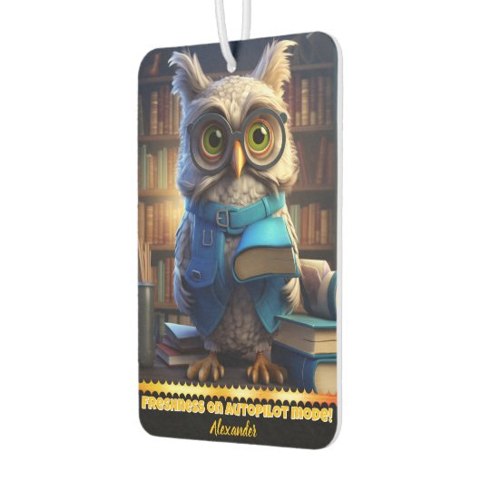 居心地の良い図書館で本に囲まれた賢いフクロウ カーエアーフレッシュナー (左)