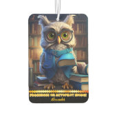 居心地の良い図書館で本に囲まれた賢いフクロウ カーエアーフレッシュナー (裏面)