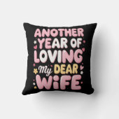 "居心地の良い愛 – あなたの妻のための記念日の親愛枕 クッション (裏面)
