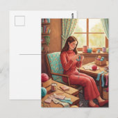 居心地の良い手芸部屋で編み物をする女性 ポストカード (正面/裏面)