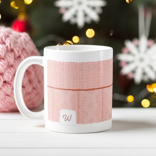 居心地の良い暖かいニットのピンクのセータースリーブモノグラム コーヒーマグカップ