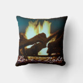 居心地の良い暖炉の火の明るいスクリプトグリーンクリスマス クッション (裏面)