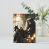居心地の良い椅子で黒猫と本を読む魔女 ポストカード (スタンド正面)