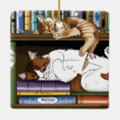 居心地の良い眠り猫の本棚イラスト かわいい セラミックオーナメント (裏面)