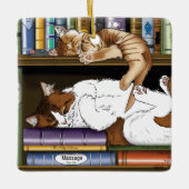 居心地の良い眠り猫の本棚イラスト かわいい セラミックオーナメント (正面)