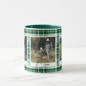 居心地の良い緑と白の格子布の家族の写真 マグカップ (中央)